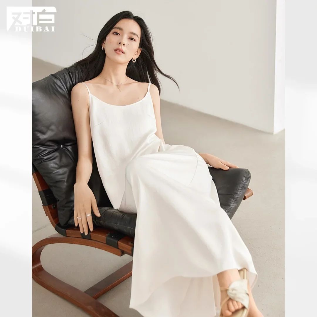 对白 春秋装简约优雅纯色光感可调节肩带女式长款吊带连衣裙 110元（有首