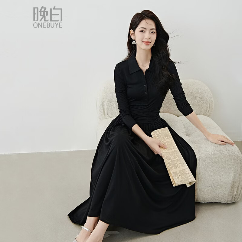 晚白 法式翻领小黑裙 褶皱收腰垂感大摆连衣裙 151.39元