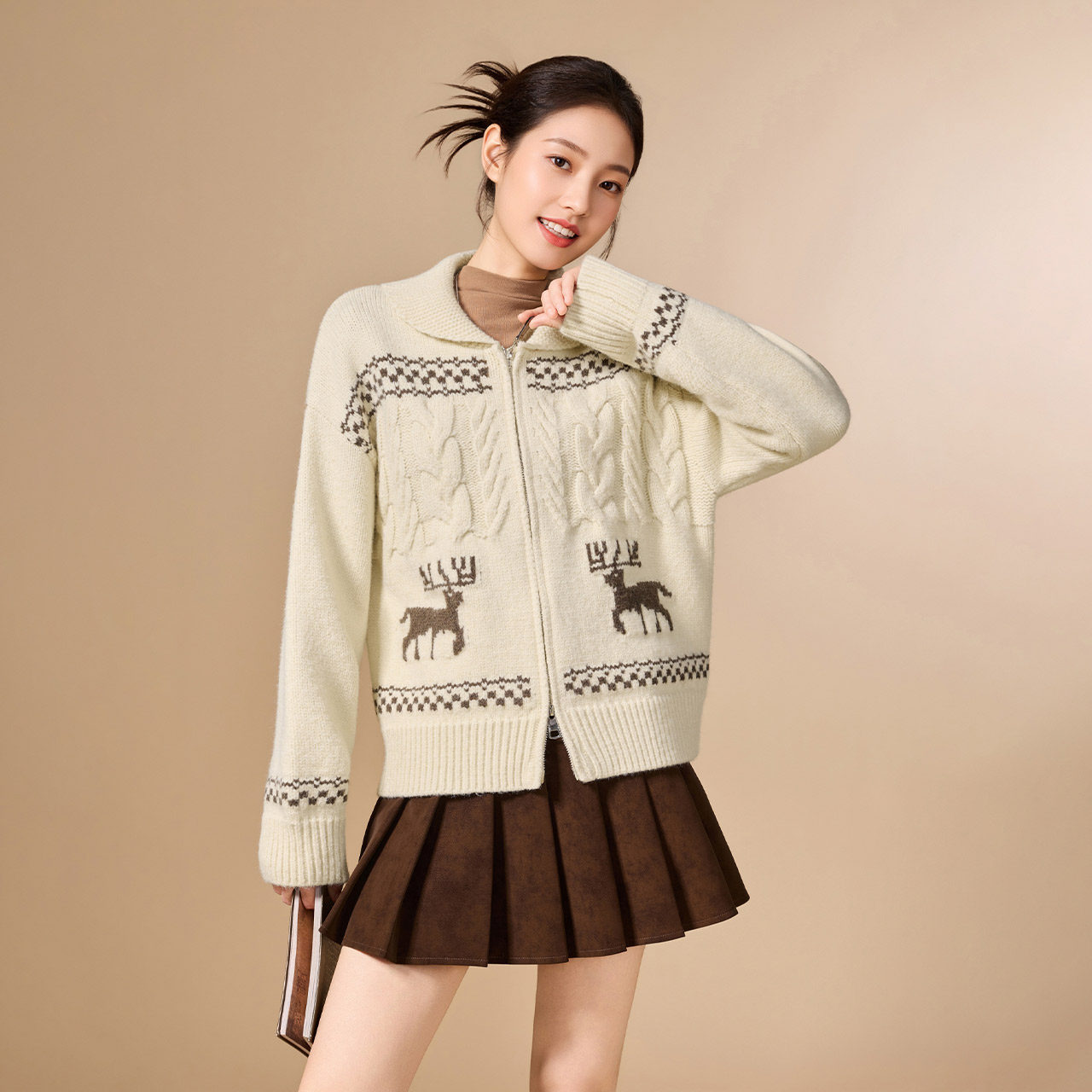 爱依服 2025冬季新款法式复古设计感提花通勤百搭毛织上衣 89元