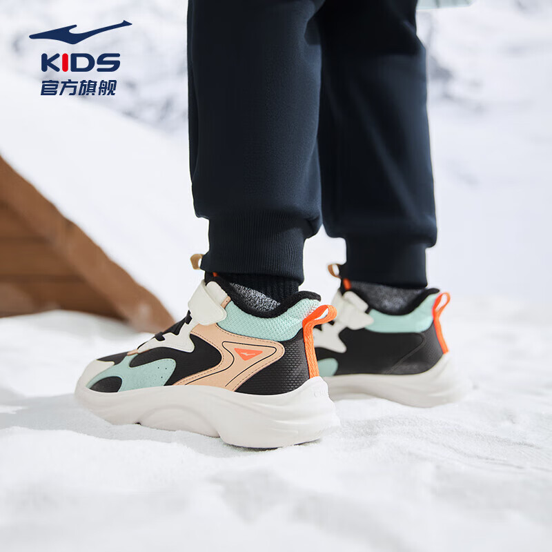 鸿星尔克 川尘2 儿童加棉休闲鞋 男童女童冬季运动鞋 正黑/微晶白/天青色 74