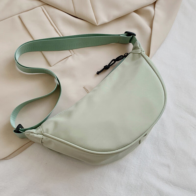 BeLLE 百丽 尼龙饺子包包女2021新款时尚简约单肩网红大容量斜挎腰包 绿色 29