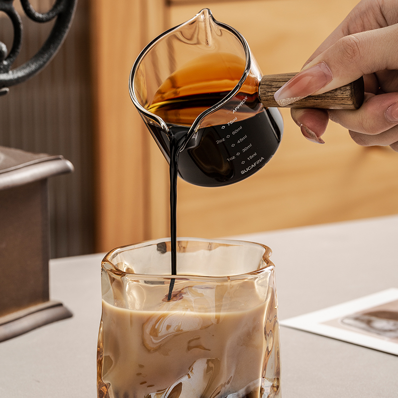 竹木本记 奶盅意式浓缩咖啡萃取杯玻璃带刻度量杯木柄奶杯双嘴奶罐 10.36元