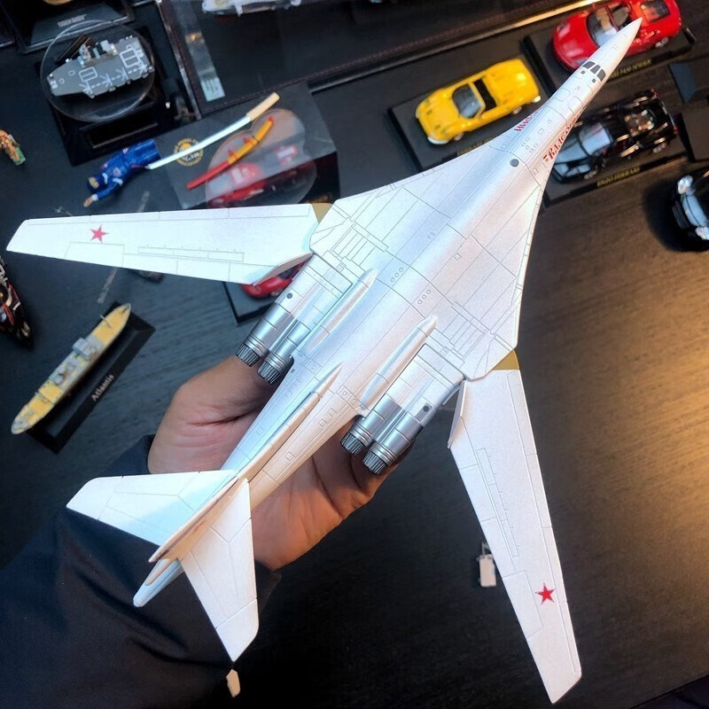 飞越无限 白天鹅图160战略轰炸机 合金模型 机翼联动+全机身合金+灯光+支架