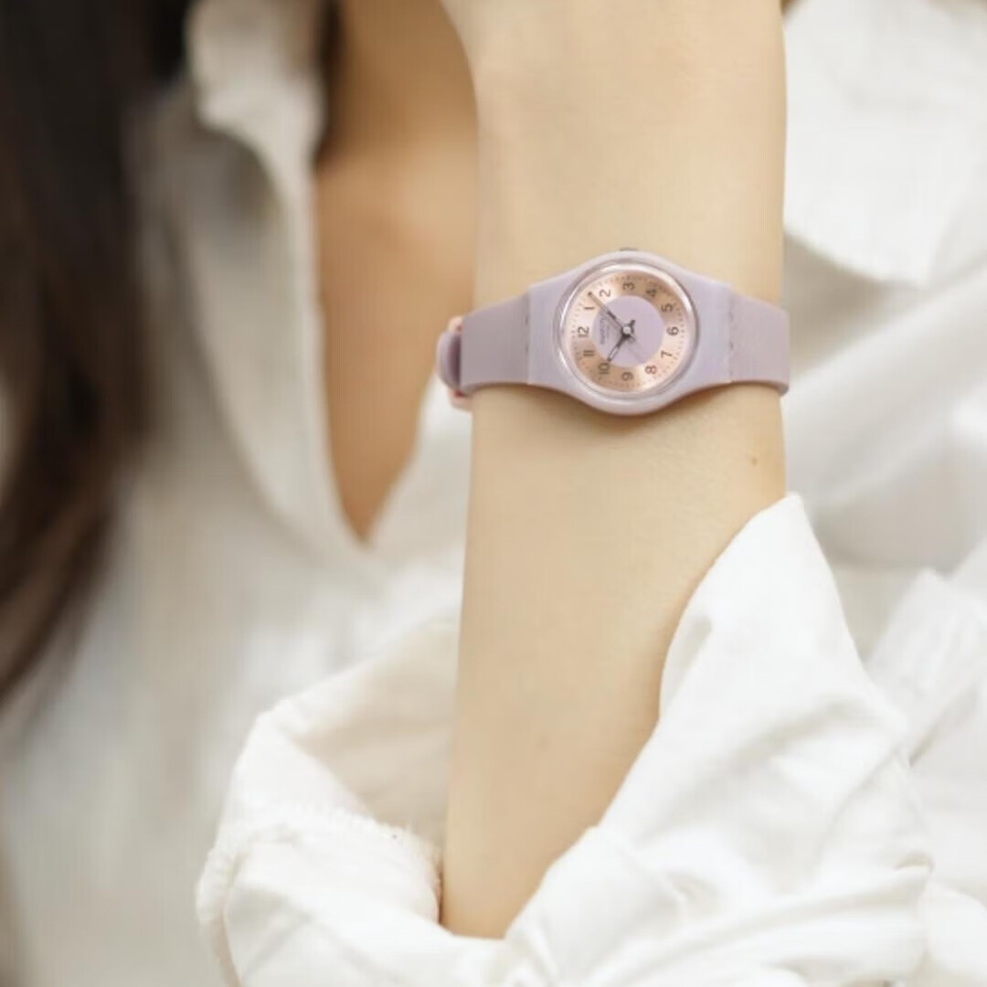 开学礼物：swatch lady系列 女士石英表 LV121 淡紫流光 505元（需用券）