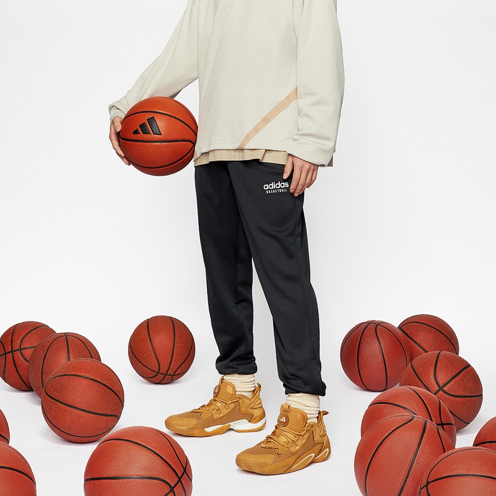 adidas 阿迪达斯 官方outlets阿迪达斯BYW男女超轻减震团队专业boost篮球鞋 389元