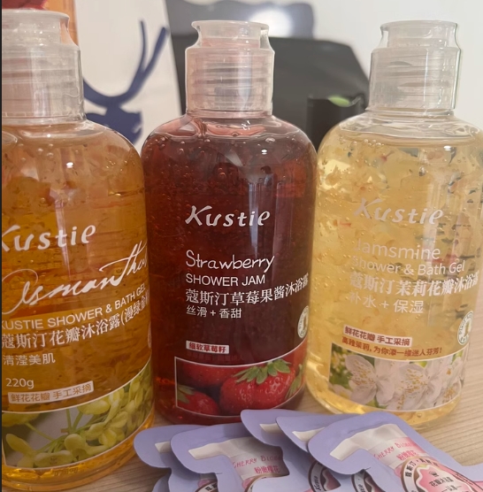 屈臣氏热销！kustie 蔻斯汀 樱花花瓣沐浴露套装 220ml ￥13.33