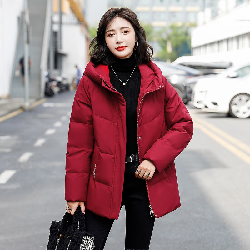 雪中飞 秋冬保暖连帽女士羽绒服防钻绒外套时尚休闲羽绒服女 酒红|1121 XL 175/96A 酒红色 299元
