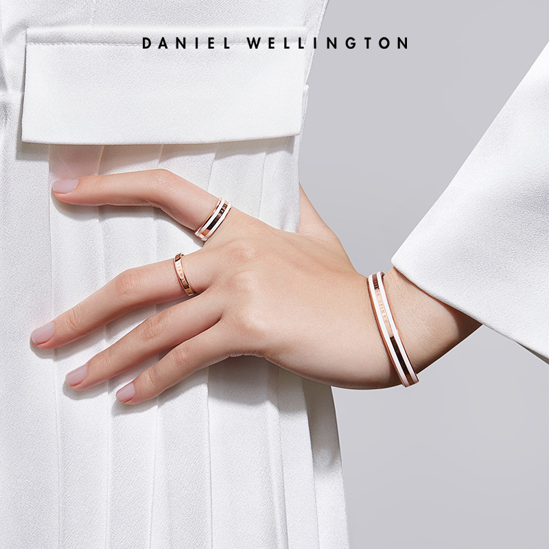 Daniel Wellington dw戒指时尚玫瑰金戒指小众设计陶瓷樱花银色 390元