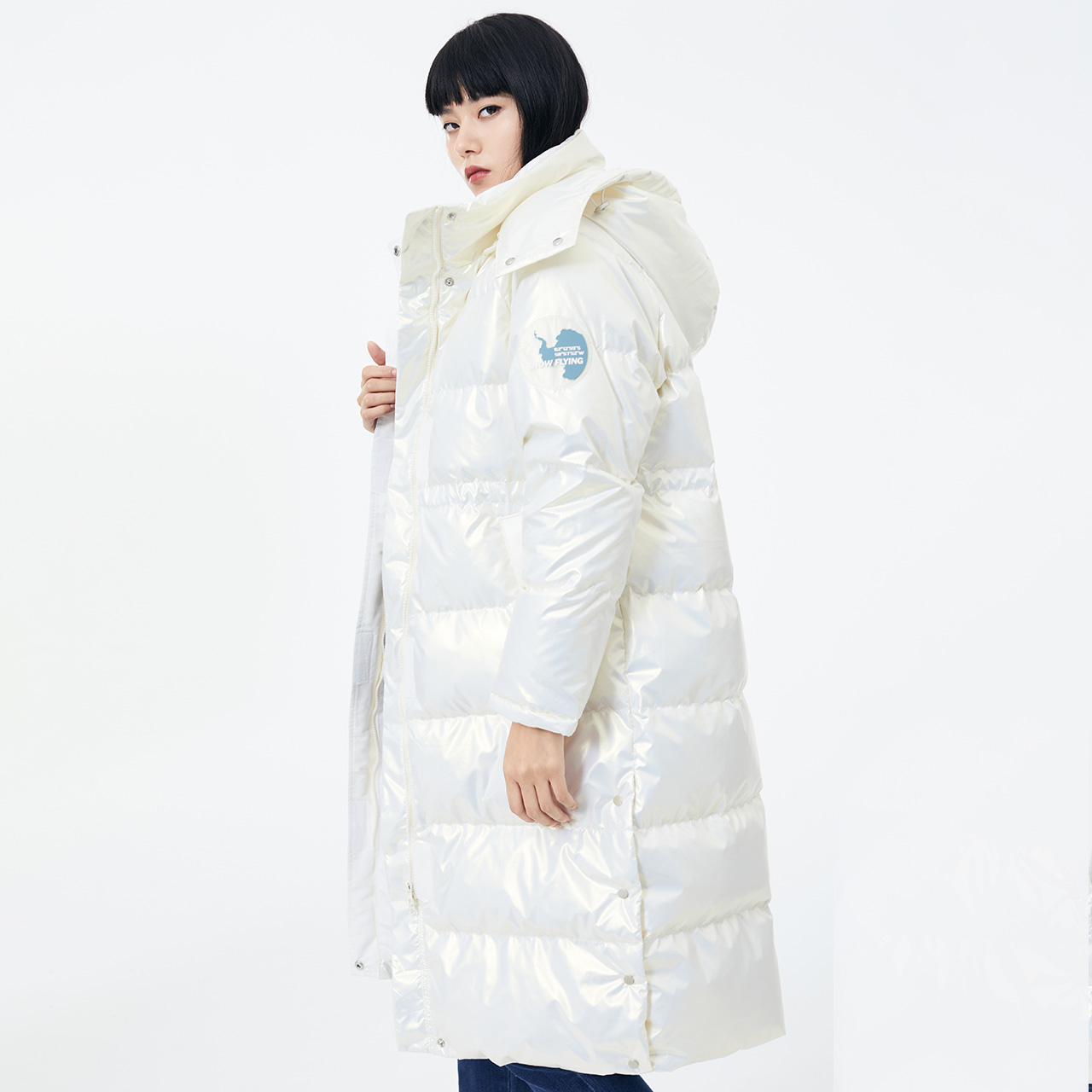 雪中飞 秋冬新款亮面材质韩版时尚潮流女个性中长款连帽羽绒服 269元（需