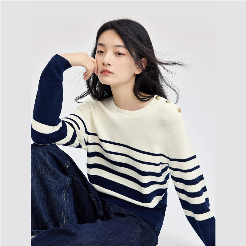 佐丹奴 [卢正义明星款]佐丹奴新款复古肩部纽扣圆领条纹针织衫女18354918 116.