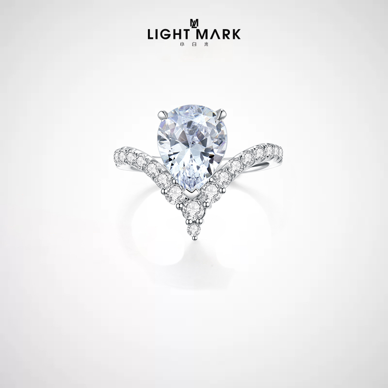 Light Mark 小白光 18K金钻石戒指水滴型钻戒梨形女戒V型戒臂镶钻 3469.1元
