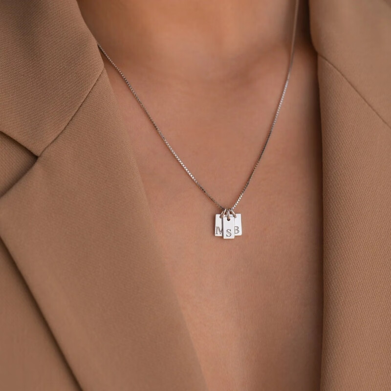 KOSE 高丝 小方块锁骨链时尚饰品感26字母吊牌金砖项链创意设计毛衣 19.8元（