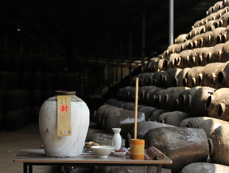 史低！手工冬酿十年陈：20斤 抱龙山 善酿雕王 半甜型绍兴黄酒 坛装 96元礼遇价 券后96元包邮 买手党-买手聚集的地方