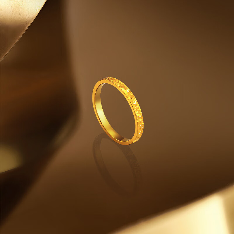 周六福 新年礼物 黄金戒指 碎碎冰车花亮面指环 3013元（需用券）