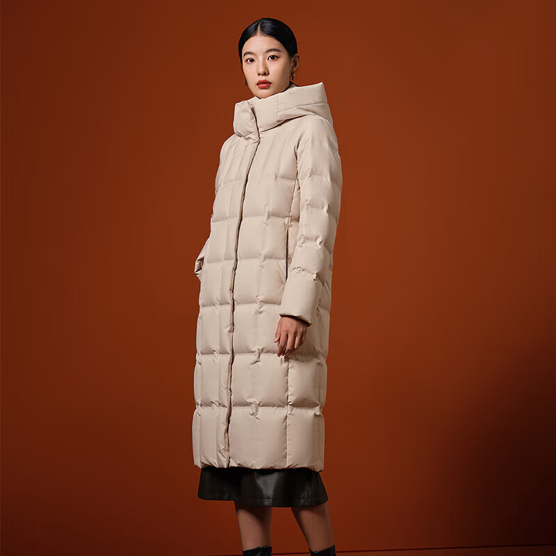 坦博尔 羽绒服女长款连帽优雅女士鹅绒秋冬保暖外套TB232860 茶香米 165/88A 100