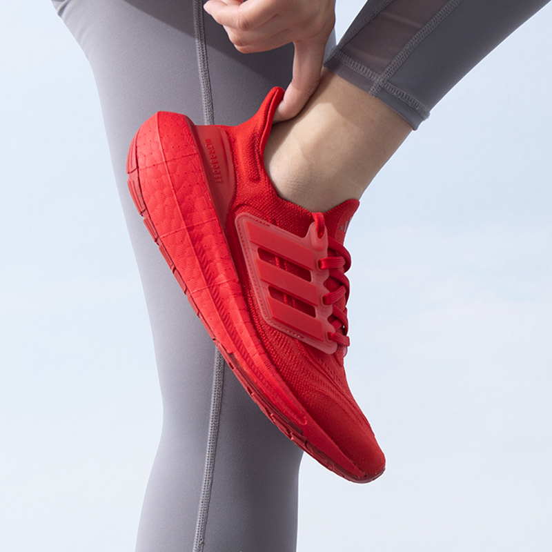 adidas 阿迪达斯 红色中性跑步鞋透气网面低帮运动休闲鞋IE3042 849.3元
