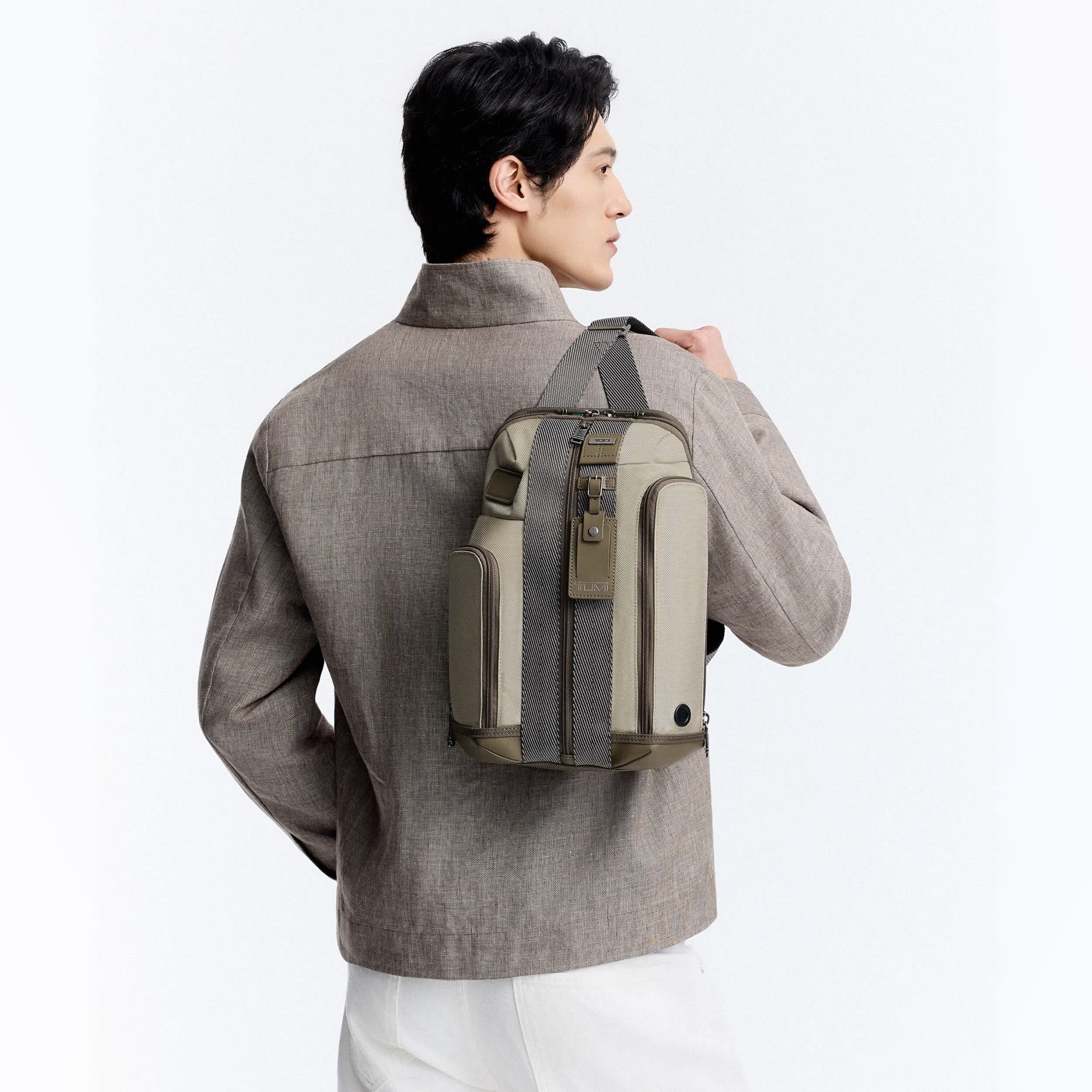 TUMI DFO FREMONT【弹道尼龙】男士单肩包胸包骑行包 沙灰色 02223393TSO 950元